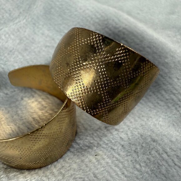 Textured Gold Tone 3/4 Hoop Earrings Pierced Post Back Heart Pattern Engraved - Picture 2 of 16